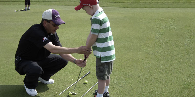 Jeff Moore training a child at Golf Camp