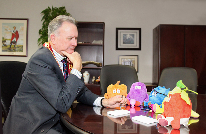 Healthy Kids Community Champion Mayor Kevin Davis meets with mascots from Healthy Kids Brantford-Brant to discuss this year’s upcoming programming.