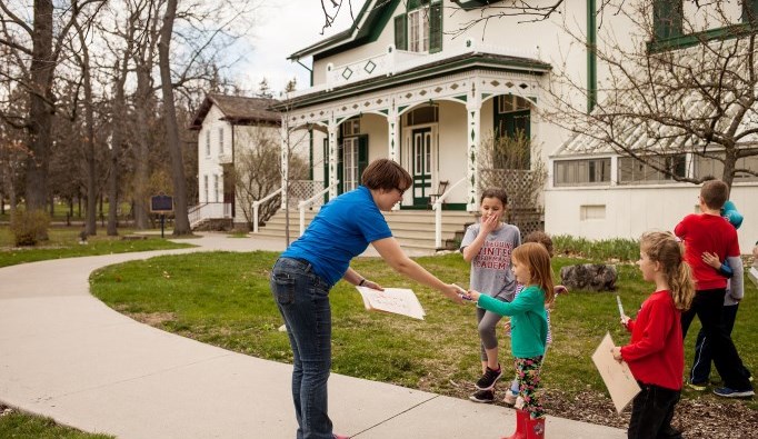 children in front of Bell Homestead