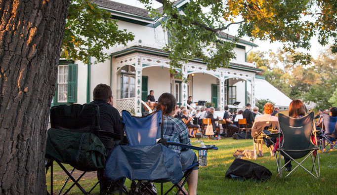 Theatre event in front of the Homestead